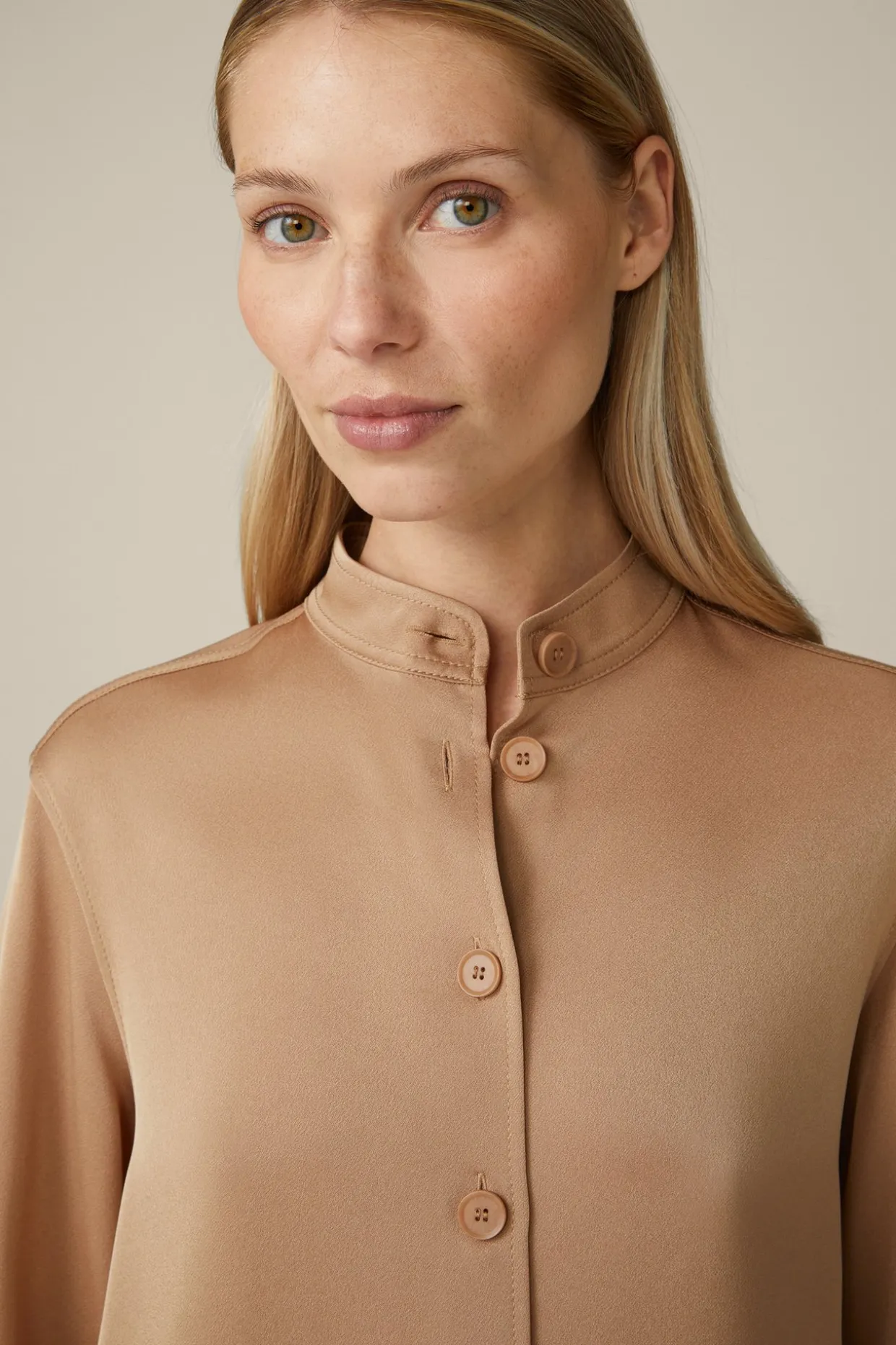Crepe-Hemdbluse Mit Stehkragen In
