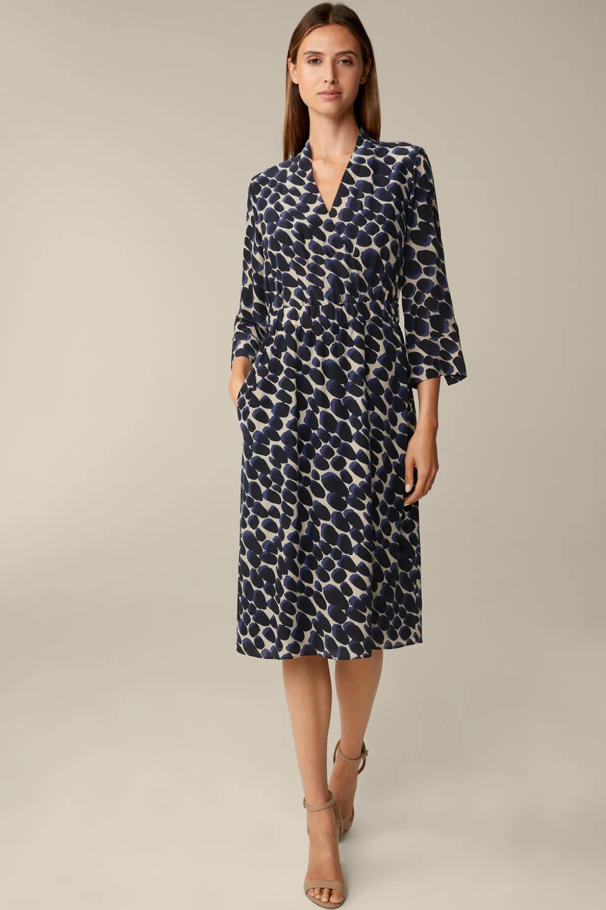 Viskose-Seidenmix-Wickel-Kleid In Navy-Beige Gemustert