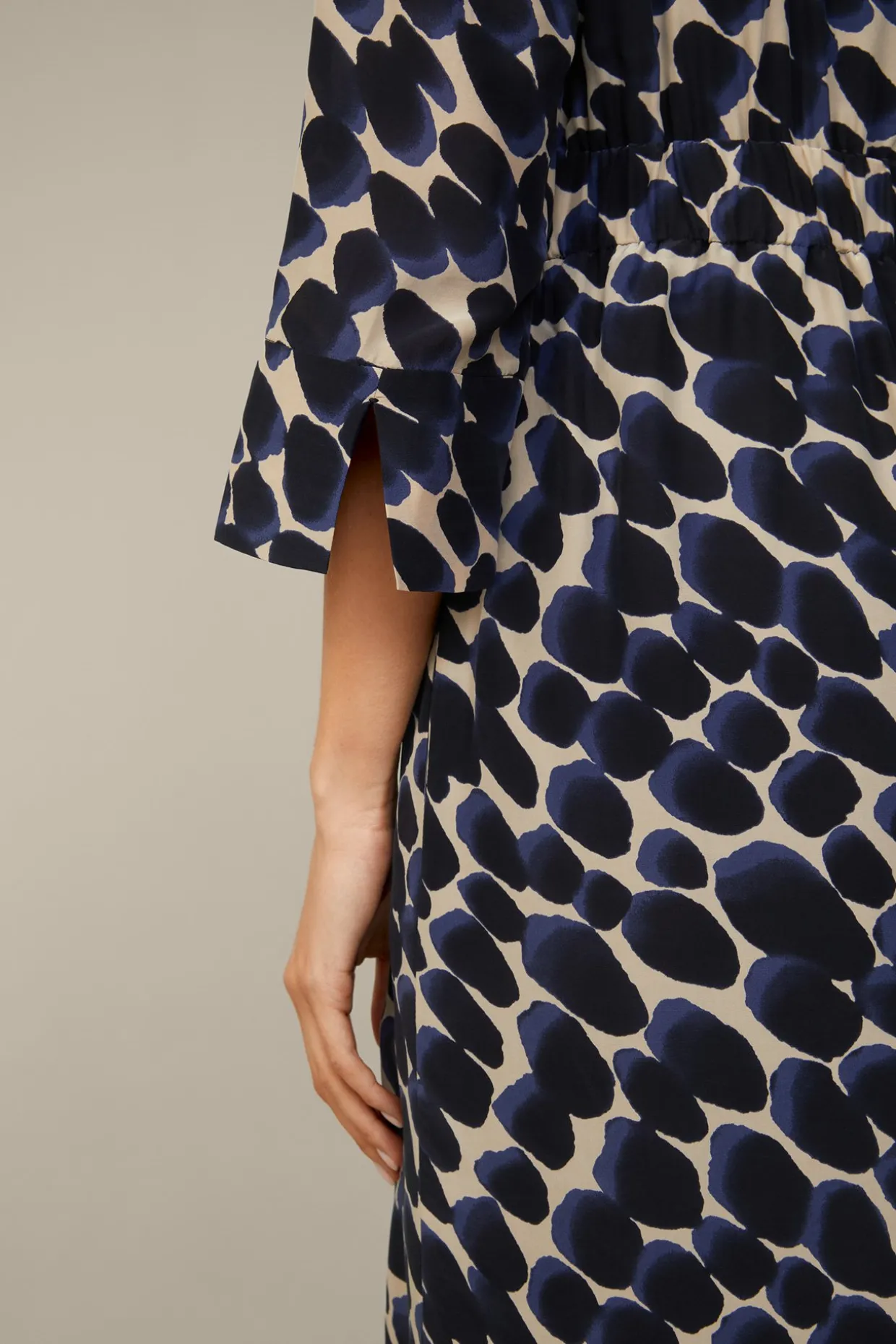 Viskose-Seidenmix-Wickel-Kleid In Navy-Beige Gemustert