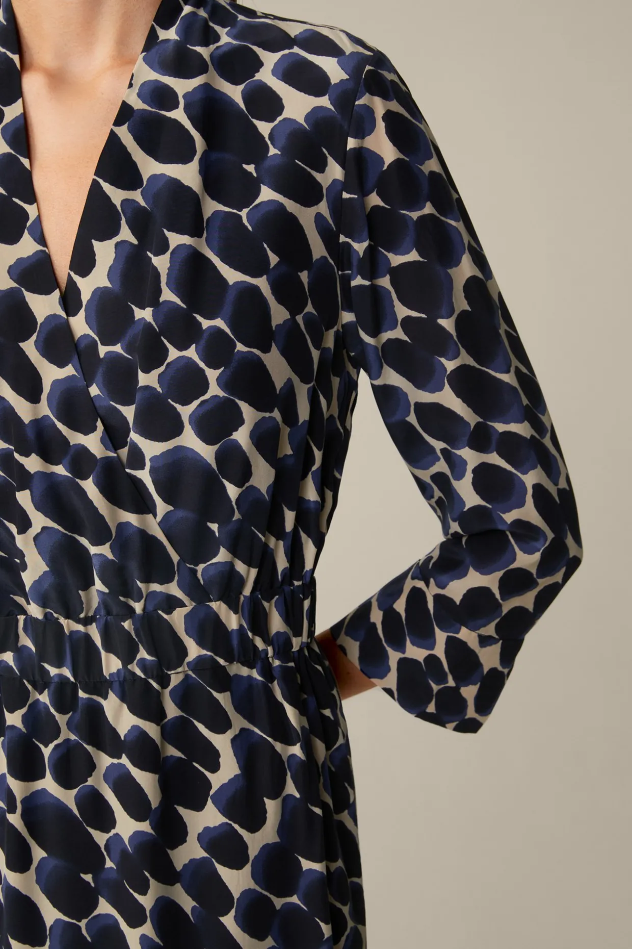 Viskose-Seidenmix-Wickel-Kleid In Navy-Beige Gemustert